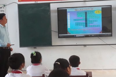 Tiết tin học tại lớp và tại phòng thực hành tin học của trường.